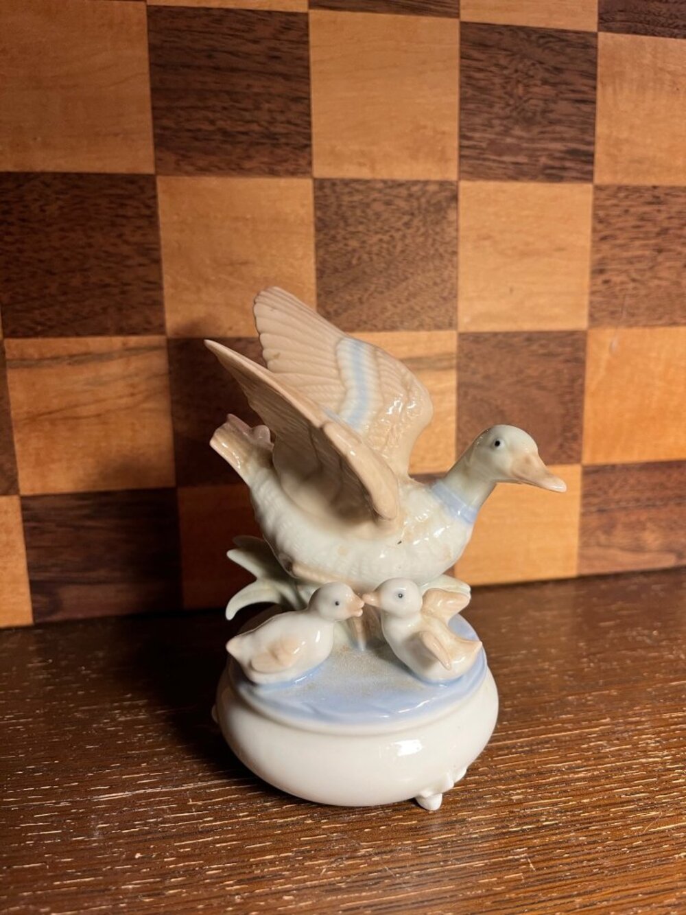 Porcelain Music Box with Duck and Ducklings A1072, plays slowly